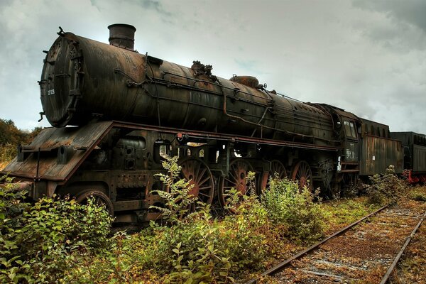 Vecchio treno su uno sfondo di cielo scuro