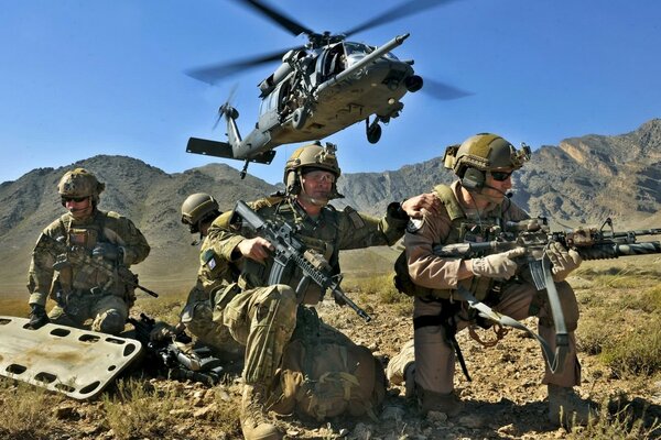 Les soldats en hélicoptère sont arrivés à la base