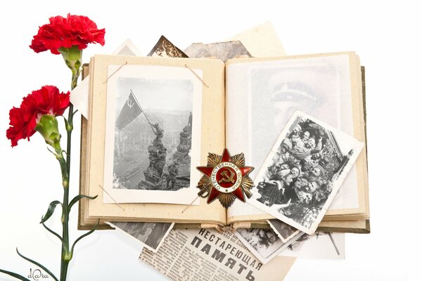 Album ze zdjęciami, gazeta i kwiaty w Dzień Zwycięstwa