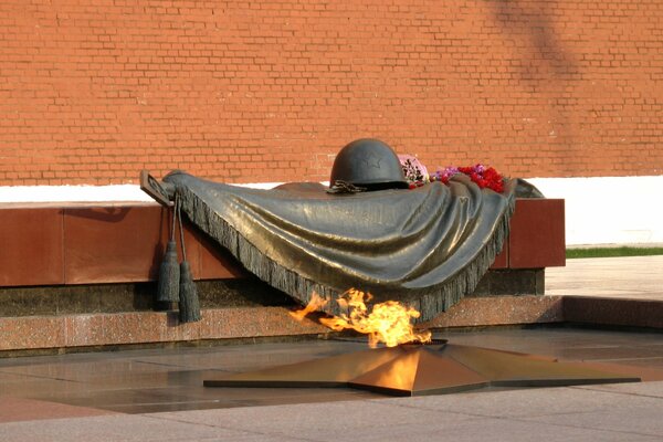 Flamme éternelle et monument en bronze à la mémoire des soldats tombés à la seconde guerre mondiale
