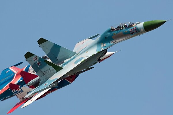 Su 27 pilotando en el cielo azul