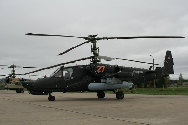 Grauer Ka-50-Hubschrauber auf der Landebahn