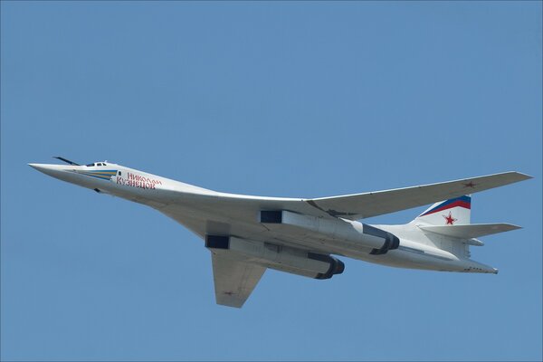 Der Überschall Tupolev Tu-160 fliegt in den blauen Himmel