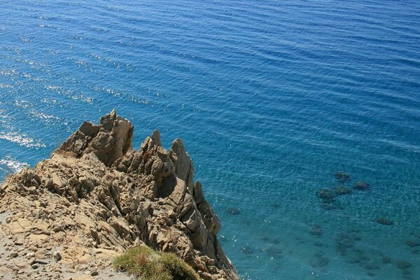 Rocher près de la mer