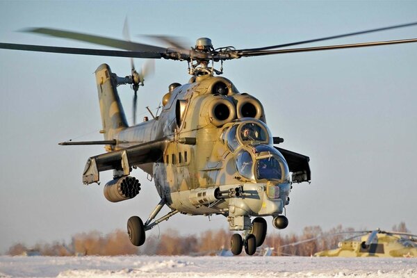 Helicóptero soviético vuela hacia el cielo