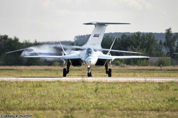 Avion SU Pak-fa sur fond d avion de transport militaire