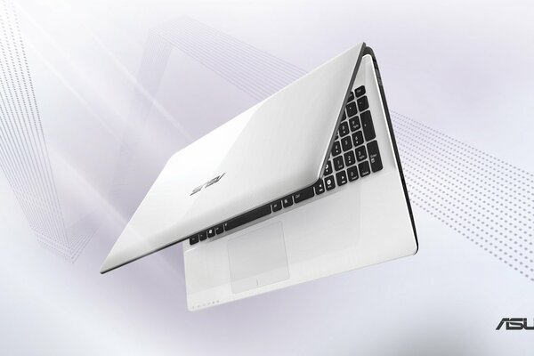 Ordinateur portable Asus blanc sur fond blanc