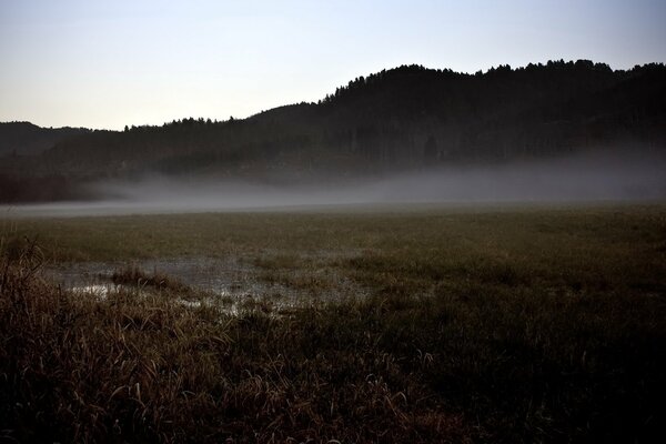 Brouillard matinal au pied des montagnes