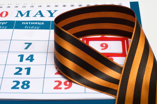 Georgievseaya ruban dans le calendrier de jour rouge