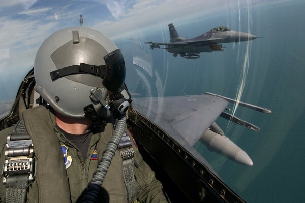 Avion militaire vole dans les nuages avec le pilote dans le Cockpit