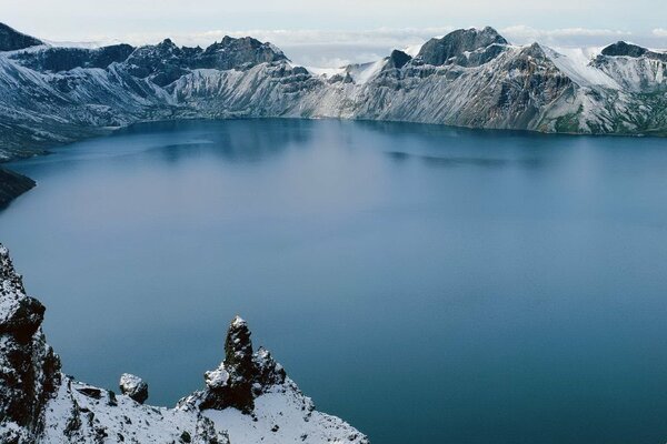 Lago azul en las montañas cubiertas de nieve