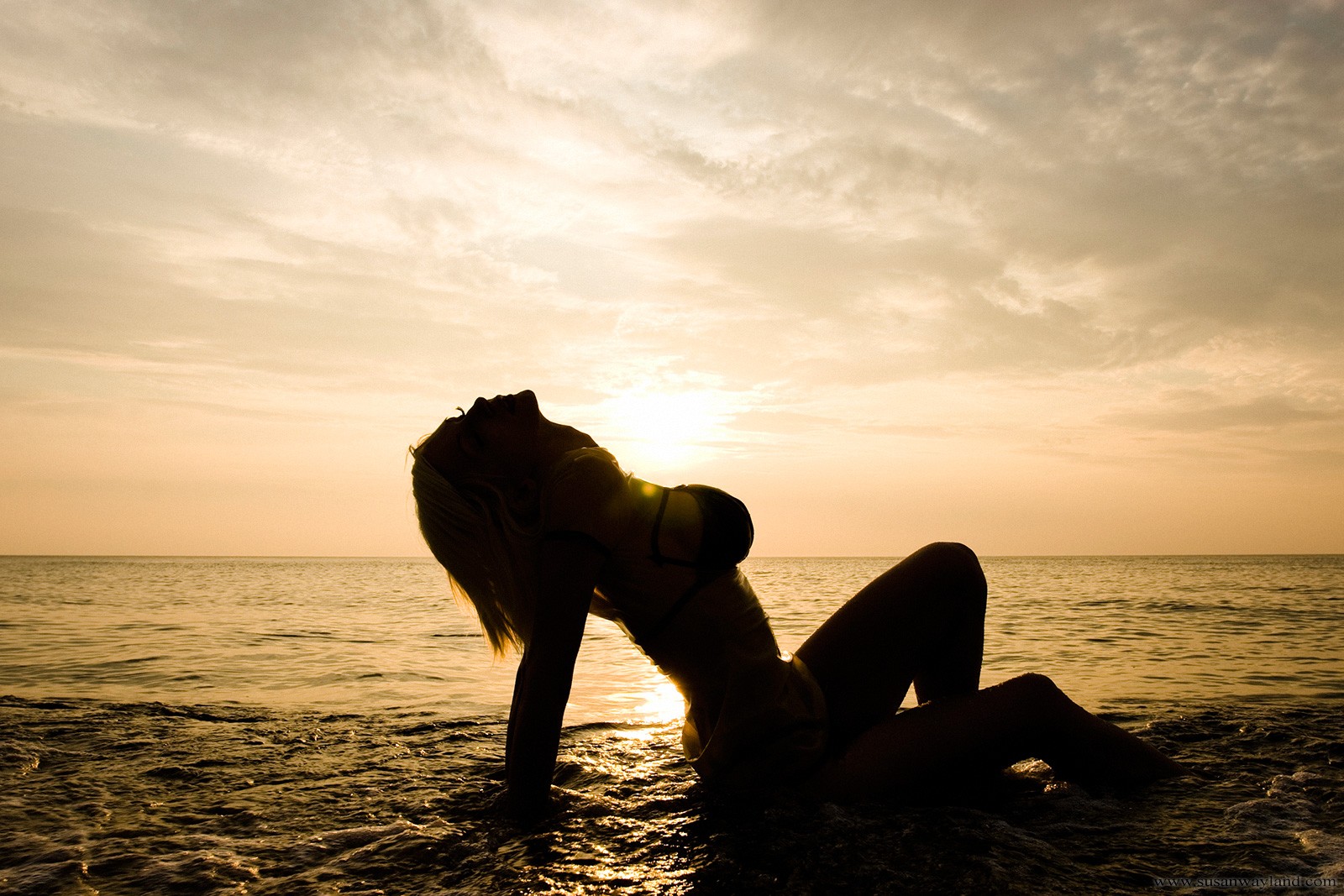 susan wayland ragazza spiaggia mare tramonto