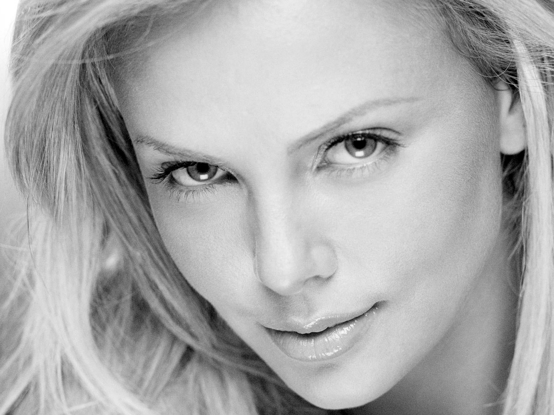 charlize theron actrice noir et blanc yeux