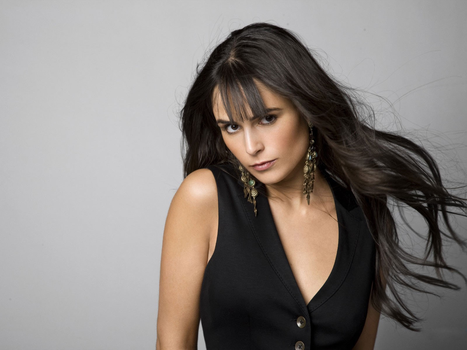 jordana brewster attrice capelli orecchini