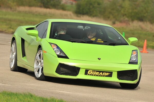 Lamborghini auf der Testfahrt