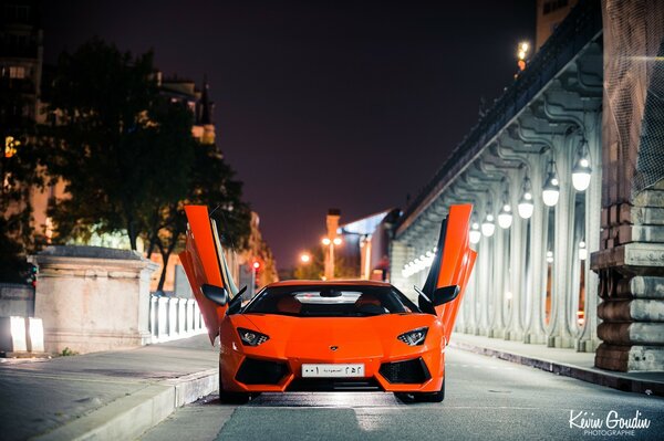 Roter Lamborghini aventador mit offenen Türen