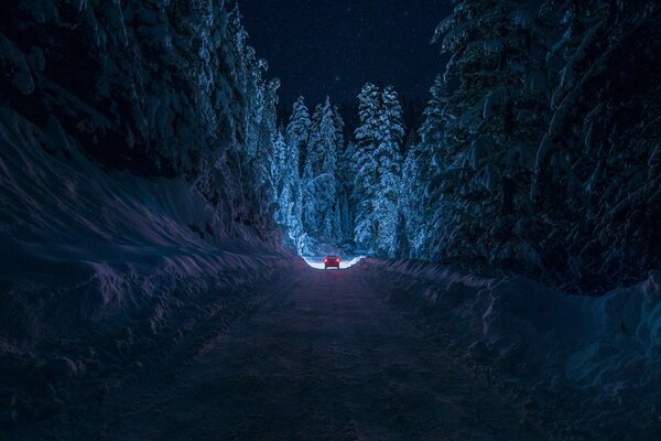 Voiture sur la route de nuit d hiver