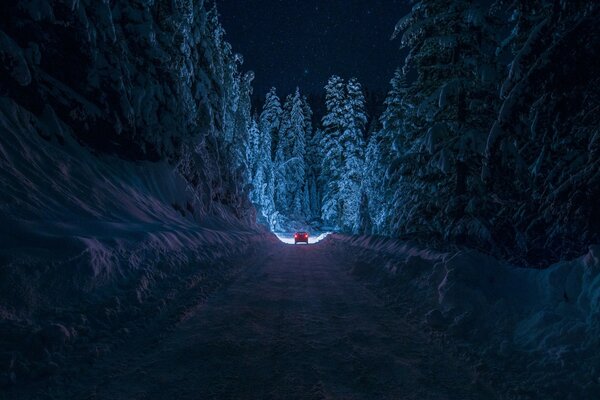 Samochód na zimowej nocnej drodze