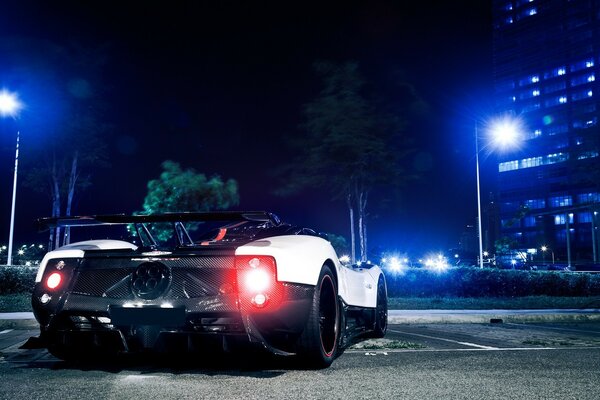 Foto de Pagani Zonda por la noche en el estacionamiento vista trasera