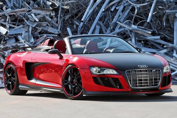 Auto rossa audi R8 spyde sulla sabbia