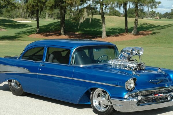 Azul Chevrolet Hot Rod en la naturaleza