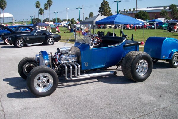 Coche retro azul con motor clásico