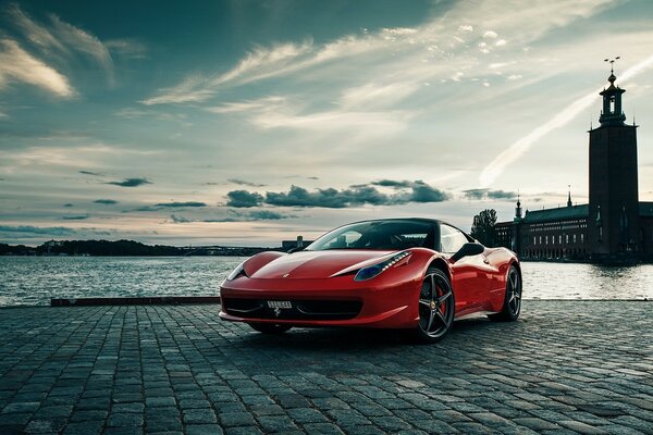 Ferrari 458 an der Abendpromenade des Flusses