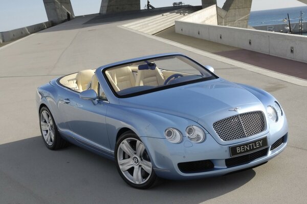 Bentley GTC blue with white interior