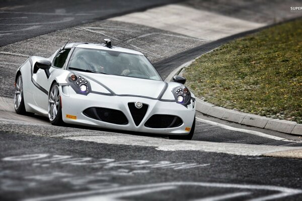 Alfa Romeo 4c Spider на гоночном треке