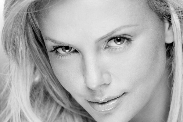 La mirada de Charlize Theron en blanco y negro