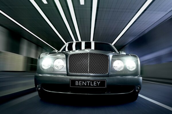 Vorderer Bentley, der sich im Tunnel bewegt