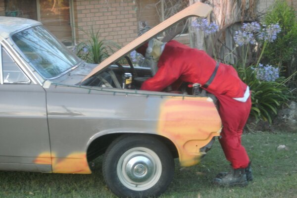 Фотография санты в рождество ремонтирующим автомобиль холден