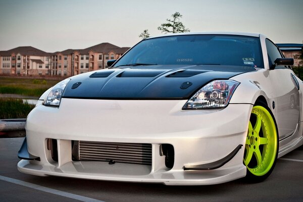 Nissan blanco en el fondo de las casas del pueblo