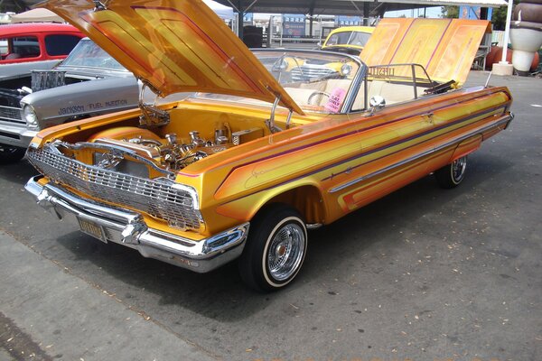 Corvette amarillo Impala lowrider