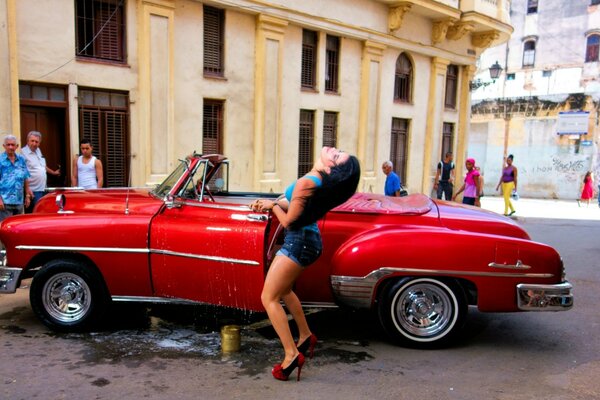 Rouge Chevrolet et à côté de la jeune fille brune