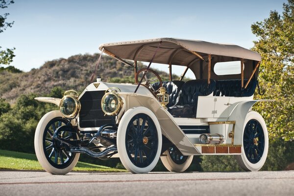 Un auto bianca d epoca si trova sulla strada