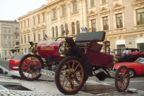 Auto rossa d epoca con ruote in legno