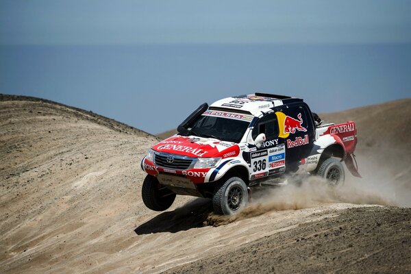 El SUV de tayota corta las montañas de arena