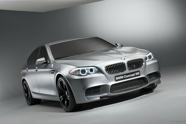 BMW Concept Serie 5 in versione argento