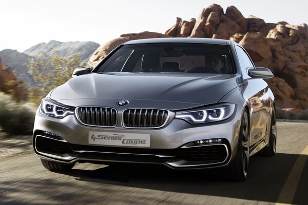 Amplia gris BMW en las montañas