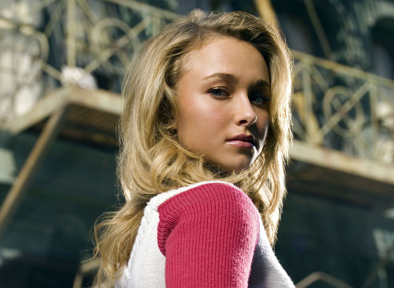 hayden panettiere bionda rosa camicetta sguardo