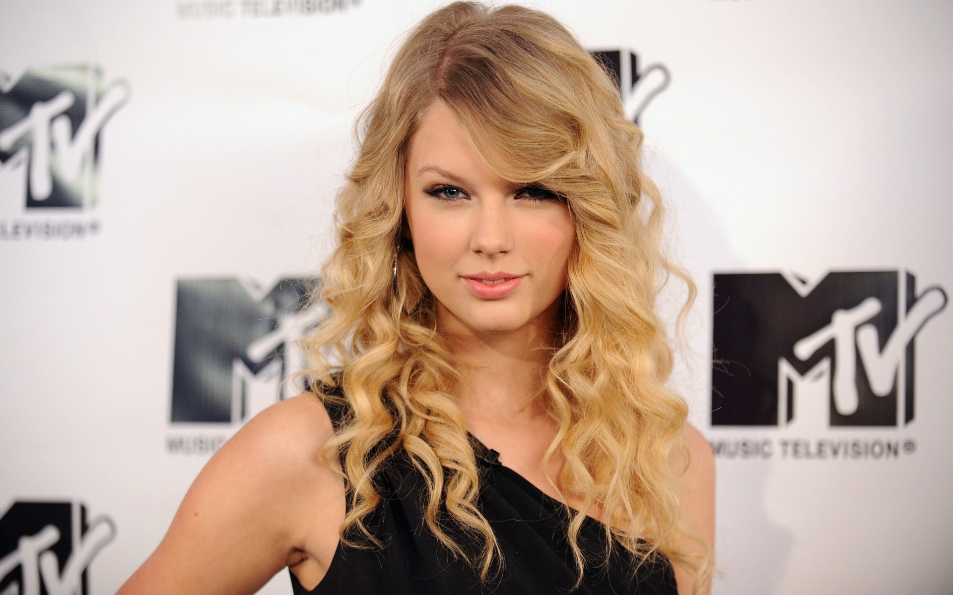 taylor swift bionda sguardo mtv