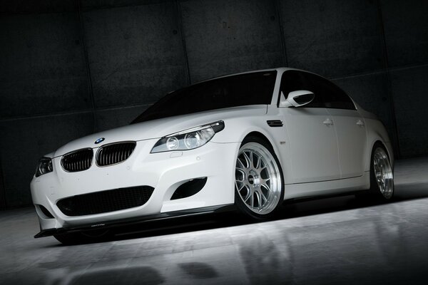 Bmw M5 blanc sur fond sombre