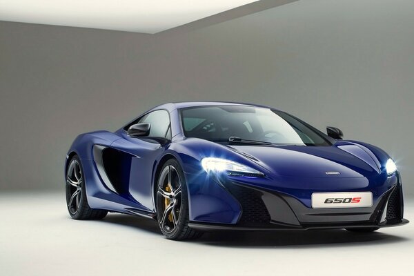 Mclaren azul con hermosos faros