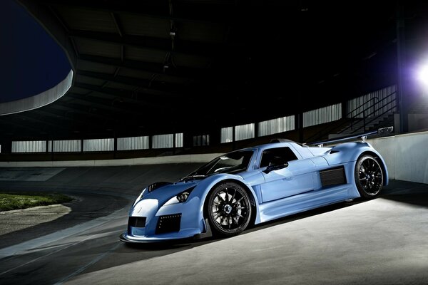 Coche azul Apolo, lado gumpert en la pista