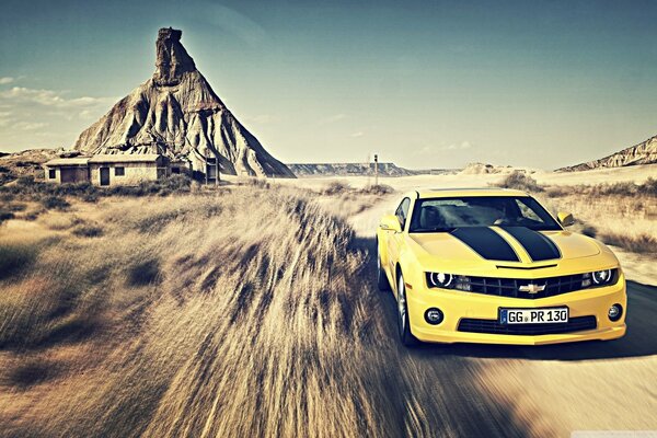 Camaro Wallpaper mit Geschwindigkeit in der Wüste