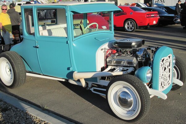 Foto de un clásico Ford azul con motor abierto