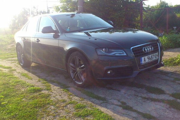 Auto audi a 4 in grauer Farbe