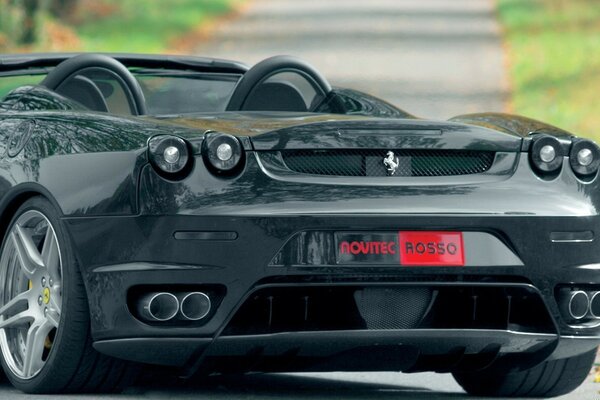 Ferrari nera nel parco autunnale