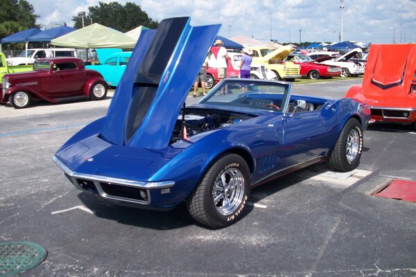 Corvette bleue à l exposition avec capot ouvert